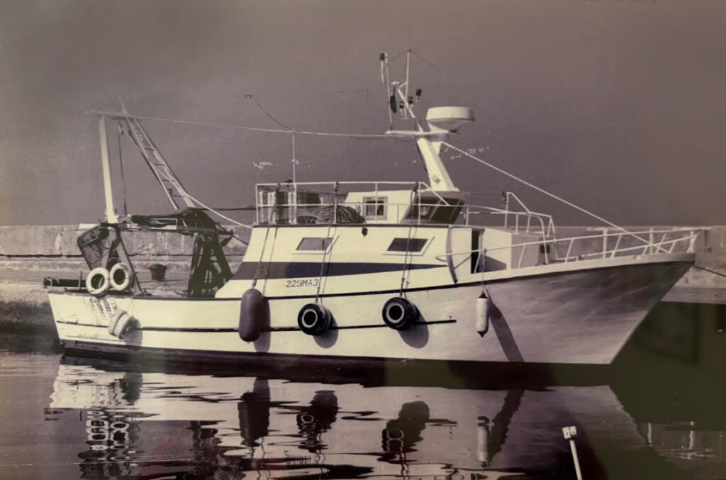 Crno-bijela fotografija starog broda Dražen obitelji Vela.
