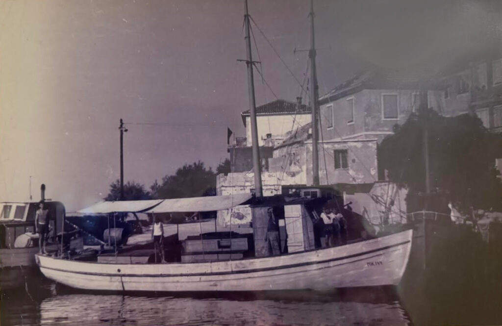 Crno-bijela fotografija starog broda Sirena obitelji Vela.