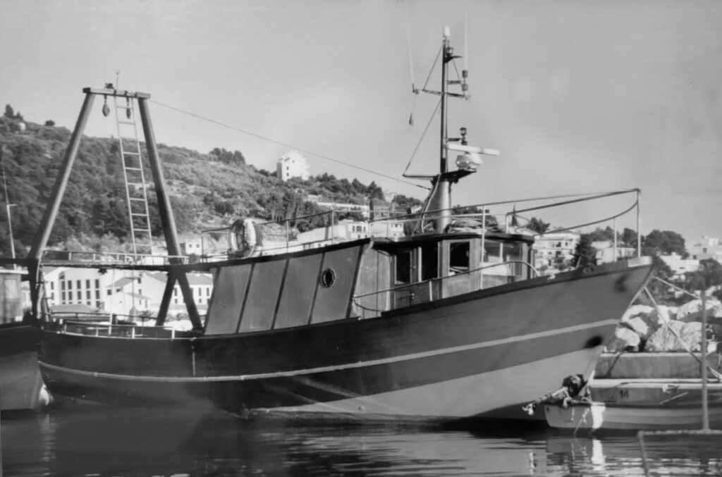 Crno-bijela fotografija starog broda Vittorio obitelji Vela.
